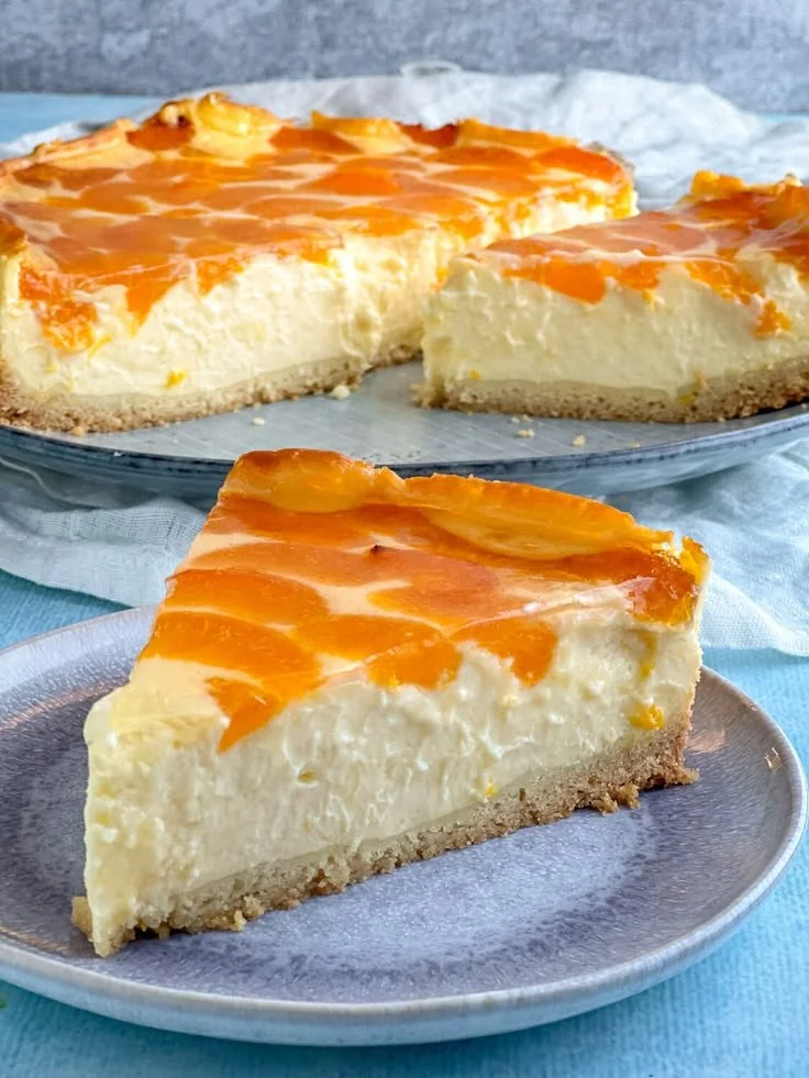 Mandarinen-Schmandkuchen nach Omas berühmtem Rezept auf einem Teller.