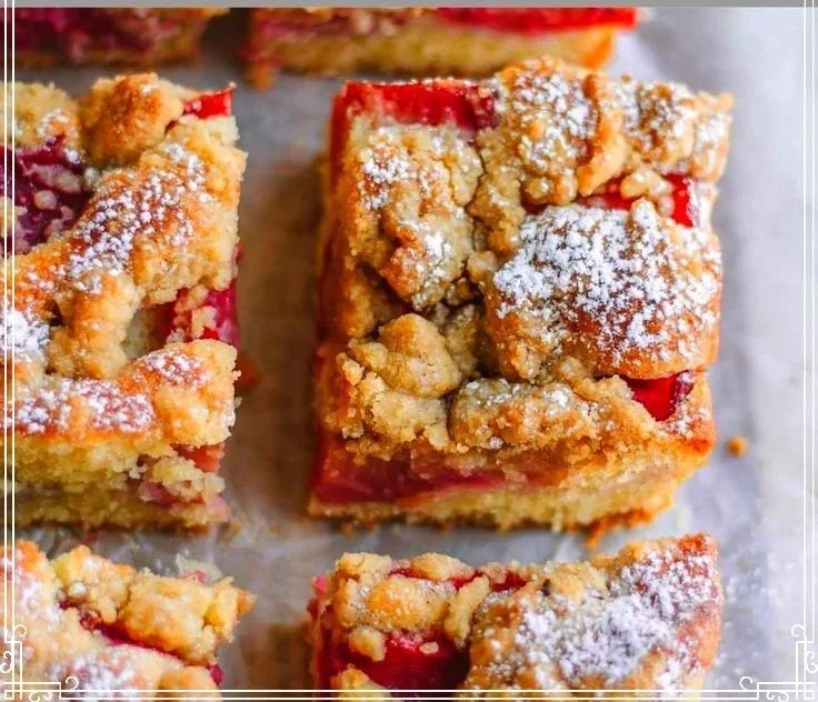 Omas Pflaumenkuchen mit Streuseln auf einem Blech, frisch gebacken und verführerisch.