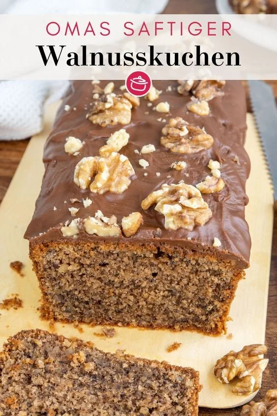 Omas saftiger Walnusskuchen auf einem Teller, verziert mit Nüssen.
