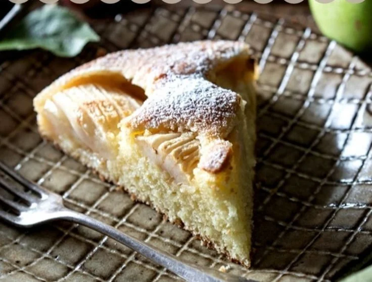 Omas versunkener Apfelkuchen mit Äpfeln und Karamell