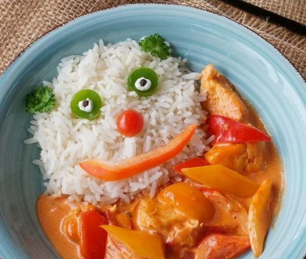 Leckeres Paprika Hähnchen in cremiger Sahnesauce serviert