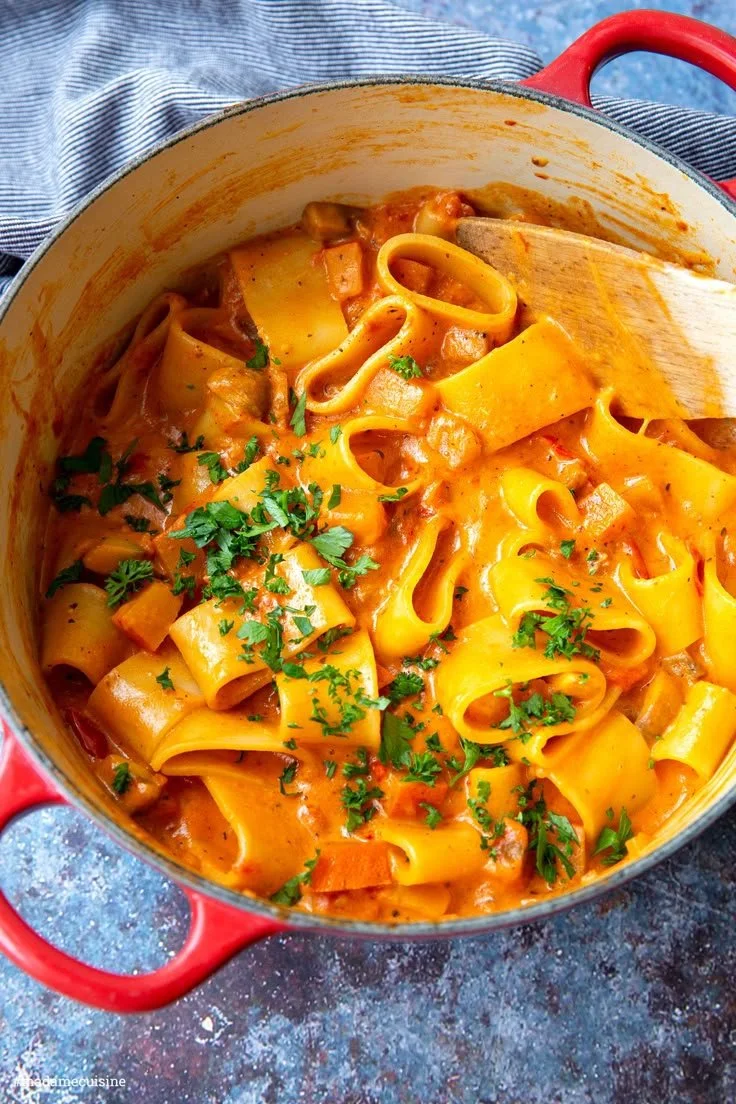 Pasta mit Kürbis und Pilzen auf einem Teller, köstlich und gesund