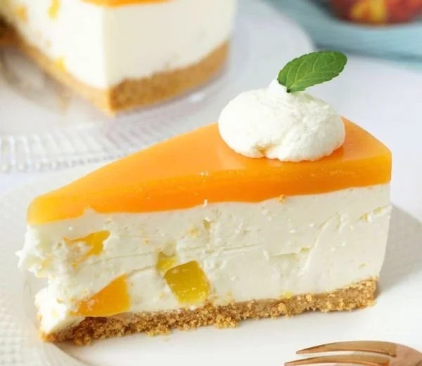 Pfirsich-Maracuja-Torte mit frischen Früchten und Sahnefüllung