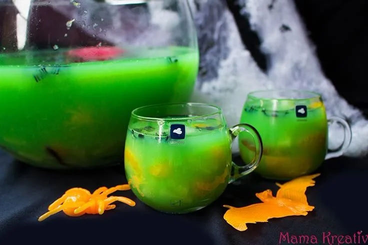 Fesstliche Halloween Bowle mit gruseligen Zutaten und Dekorationen