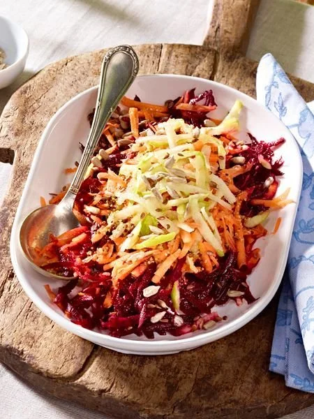 Köstlicher Rote-Bete-Apfel-Salat mit frischen Zutaten und buntem Dressing