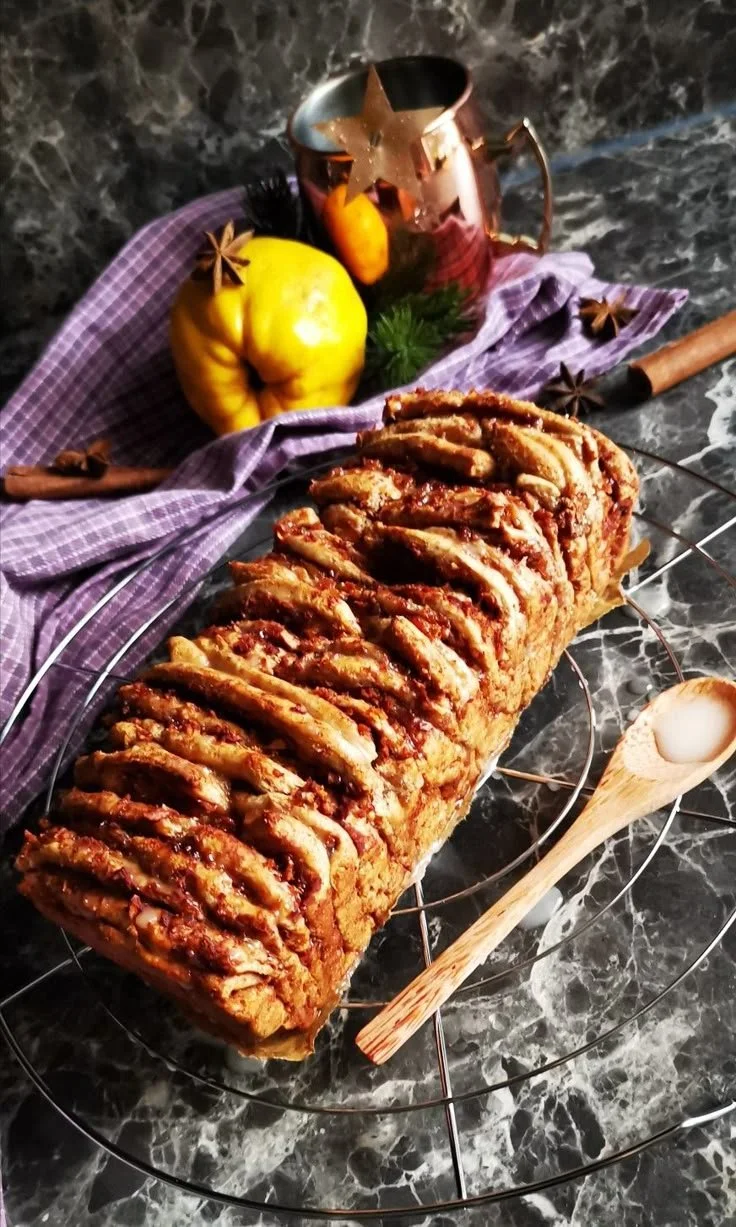 Saftiges Quittenbrot mit frischen Quitten und Gewürzen