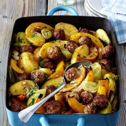 Schüssel mit Sahne-Kürbis und Mettbällchen, perfekt für die Herbstküche.