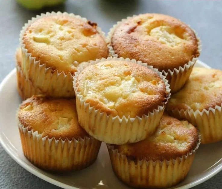 Saftige Apfel Muffins ohne Zucker in einer Backform