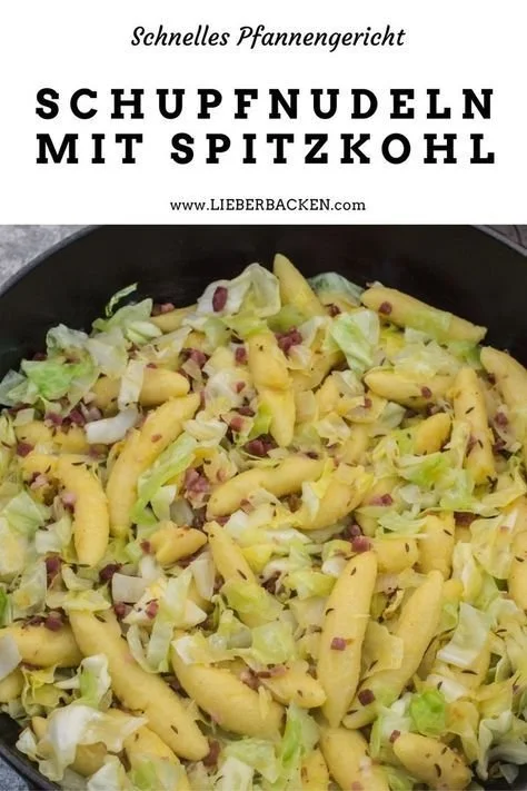 Schupfnudel-Pfanne mit Spitzkohl auf einem Teller serviert.
