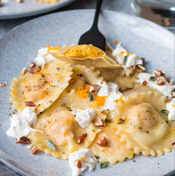 Selbst gemachte Ravioli mit Kürbis und Burrata auf einem Teller