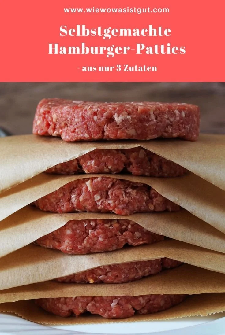 Selbstgemachte Hamburger-Patties frisch zubereitet auf einem Grill