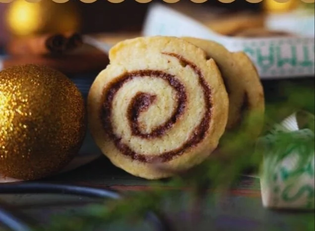 Ein Teller mit frisch gebackenen Cinnamon Roll Cookies, die köstlich duften.