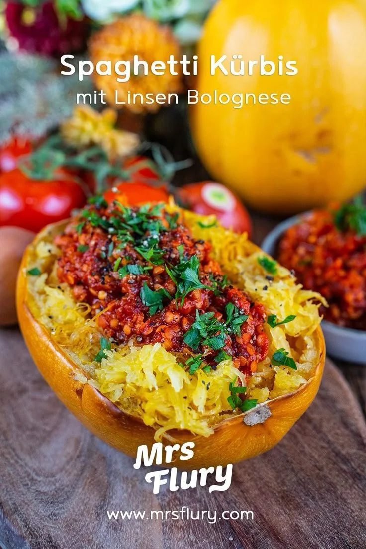 Spaghetti-Kürbis mit Linsen Bolognese auf einem Teller serviert