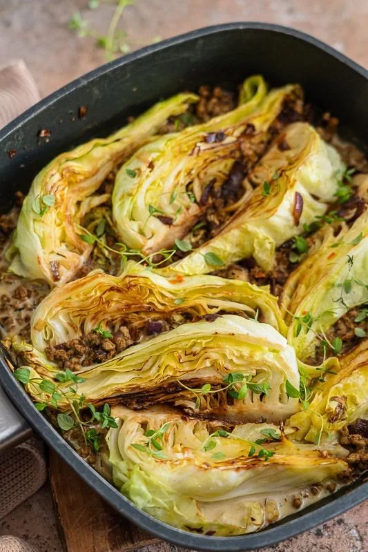 Spitzkohl-Pfanne am Stück gebraten mit frischen Zutaten und Gewürzen
