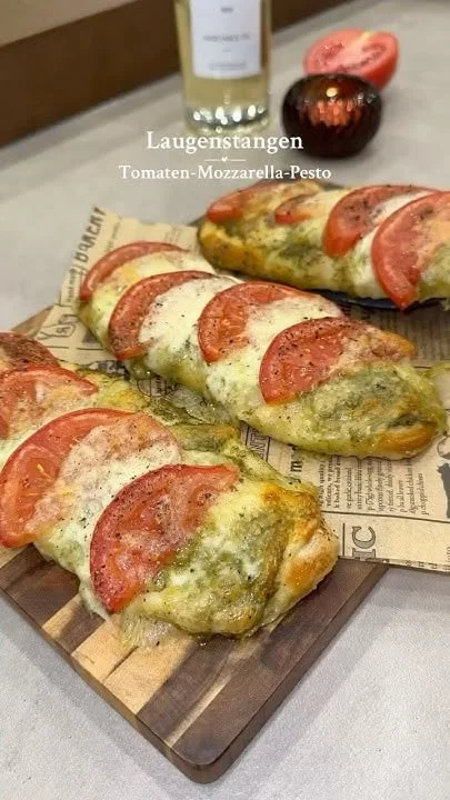 Tomaten-Mozzarella-Pesto Gericht mit frischen Zutaten und aromatischem Pesto