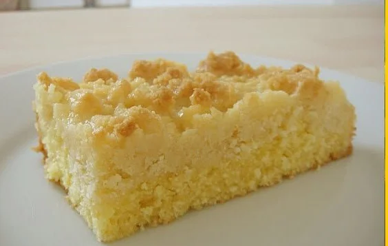 Unbekannter Kuchen mit Streuseln, frisch gebacken und serviert auf einem Teller.