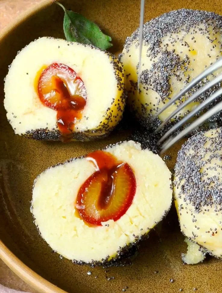 Vegane Zwetschgenknödel mit Kartoffelteig auf einem Teller serviert