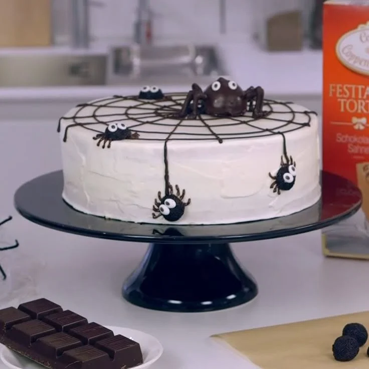 Halloween-Spinnen-Torte auf einem Teller, dekoriert für das Fest.