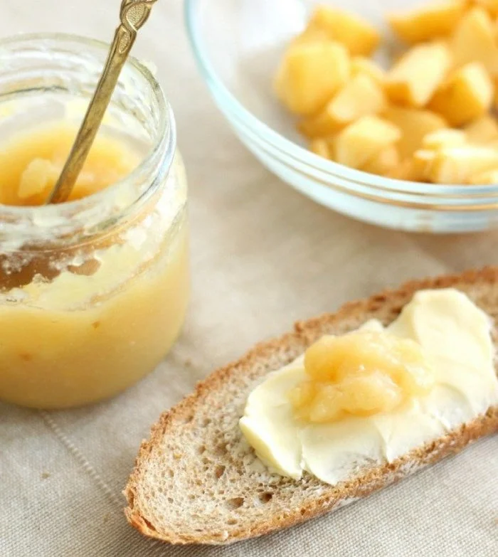Winterapfelmarmelade mit Marzipan in einem Glas, rustikal dekoriert.