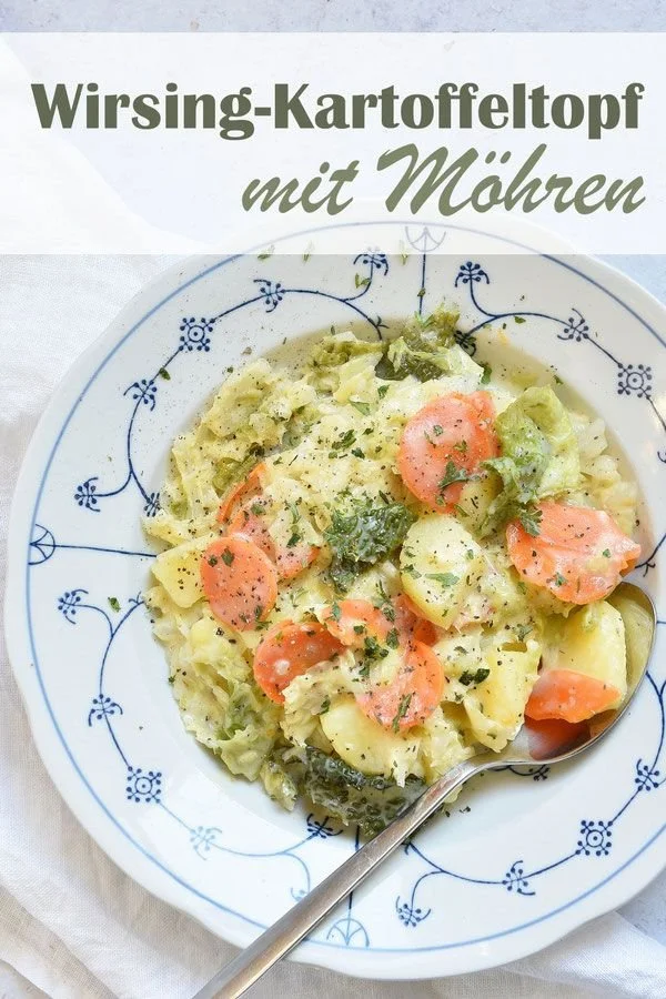 Wirsing-Kartoffeltopf mit Möhren auf einem Teller serviert.