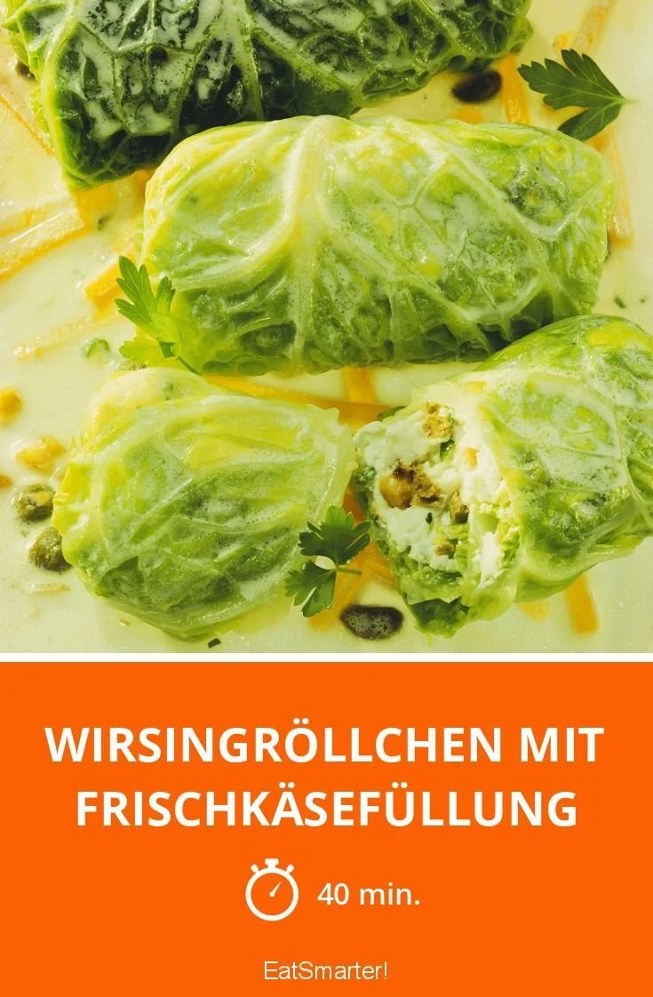 Wirsingröllchen mit Frischkäsefüllung auf einem Teller serviert.
