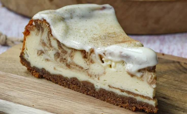 Zimtschnecken Cheesecake mit Zimt-Zucker-Topping auf weißem Teller