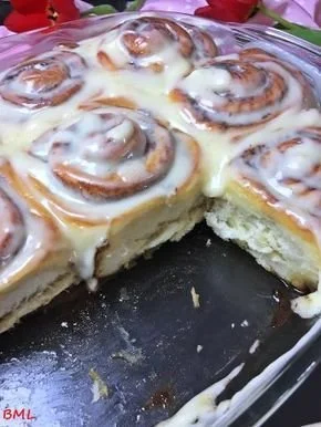 Zimtschnecken mit Frischkäse-Frosting auf einem Teller