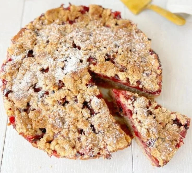 Zwetschgen-Nuss-Kuchen mit saftigen Pflaumen und knackigen Nüssen
