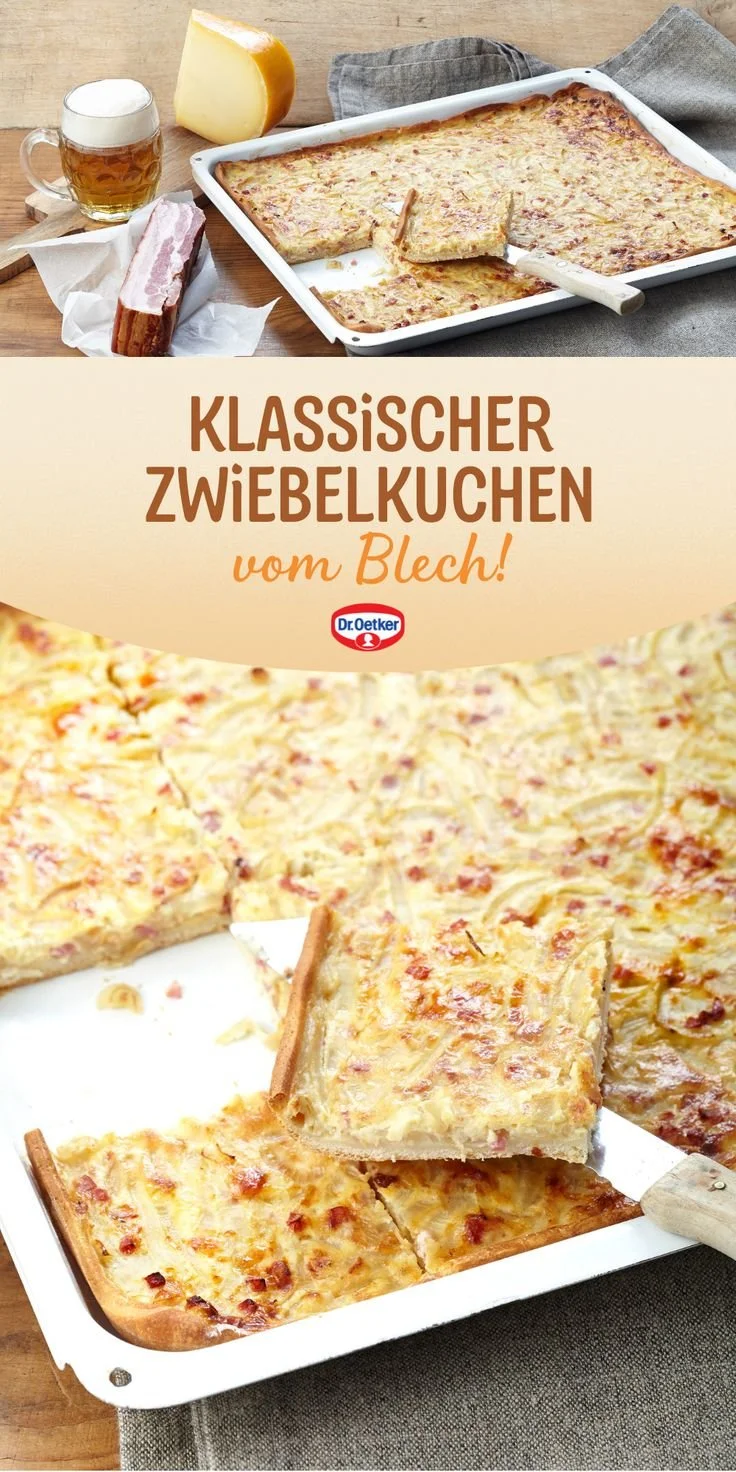 Zwiebelkuchen auf einem Blech, ideal für herbstliche Ofengerichte.