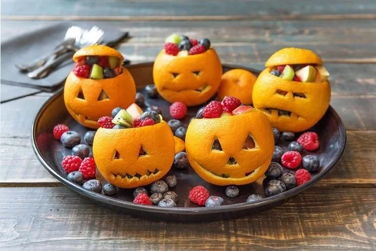 Hausgemachte Apfelchips aus dem One World Cafe Rezept, gesunde Halloween Snacks.
