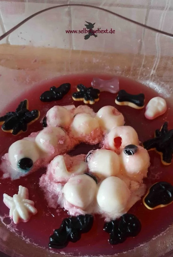 Halloween-Buffet mit Blutpudding und Augapfelmatsch-Dekoration