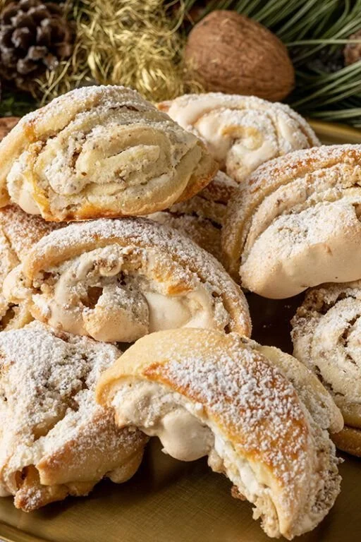Burgenländer Kipferl, traditionelle Weihnachtskekse auf einem Holzbrett