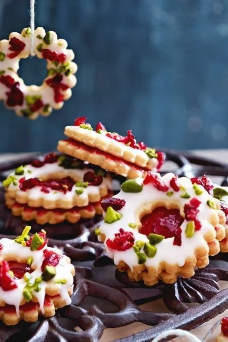 Cranberry-Adventskringel auf einem festlichen Teller, ideal für die Weihnachtszeit