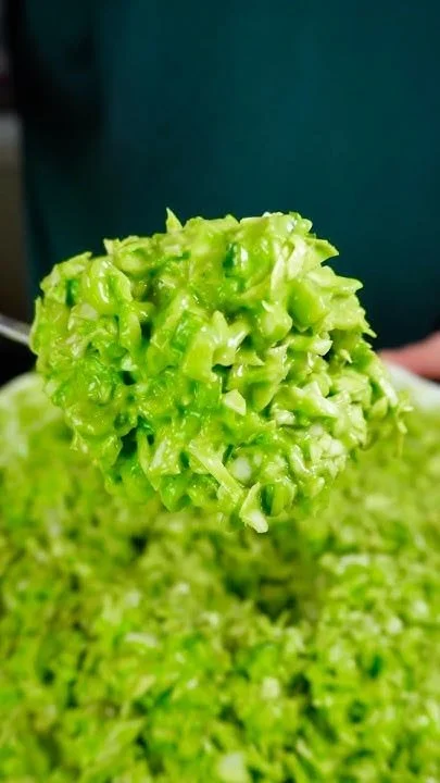 Ein köstlicher Green Goddess Salat mit frischen Zutaten und Dressing