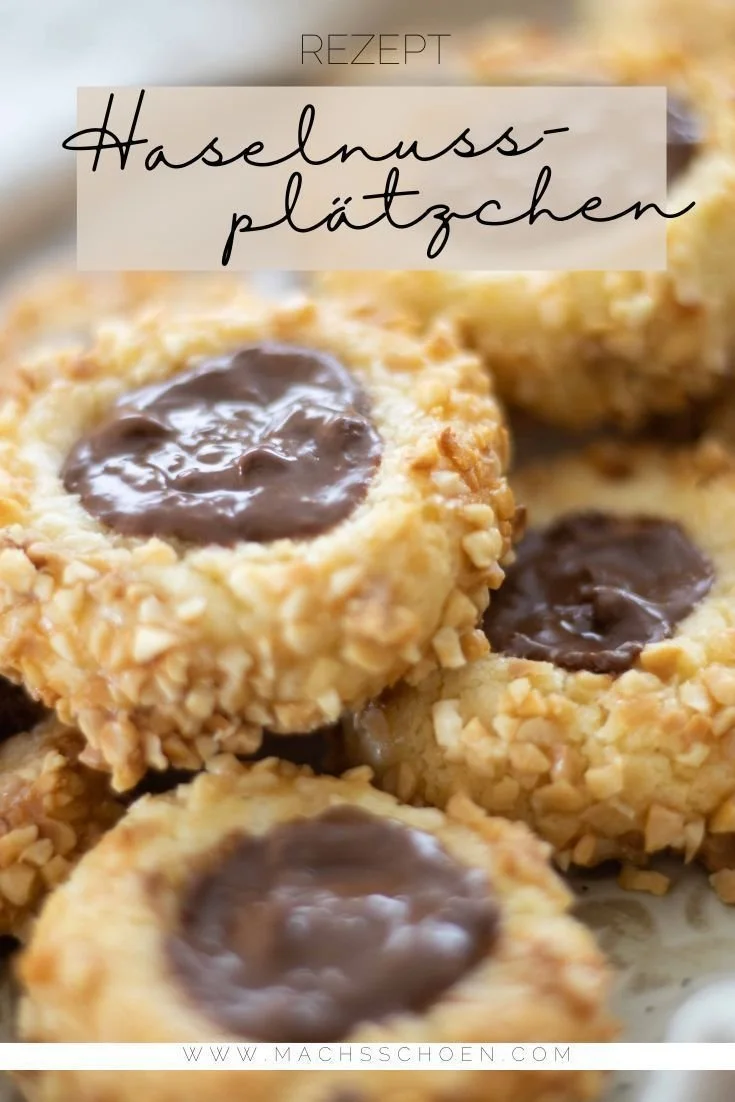 Leckere Haselnussplätzchen frisch gebacken auf einem Blech
