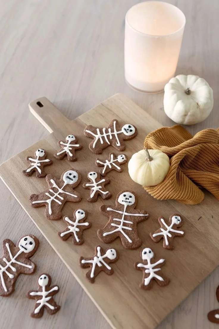 Leckere Skelett-Plätzchen für Halloween, dekoriert in Form von Skeletten