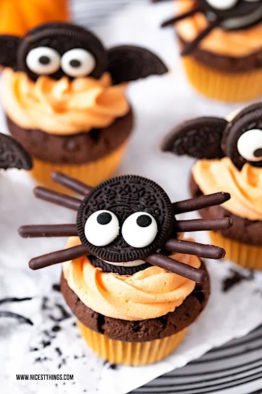 Halloween Oreo Cupcakes mit Fledermäusen und Spinnen dekoriert.