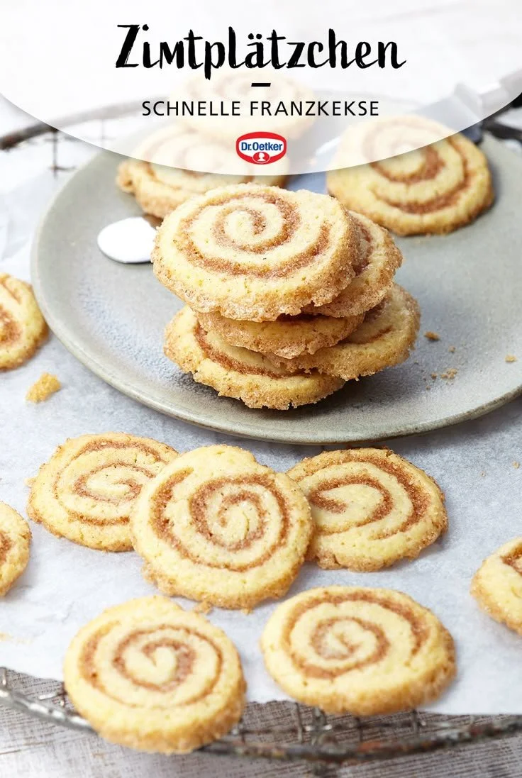 Leckere Zimtplätzchen und Franzkekse auf einem festlich dekorierten Tisch