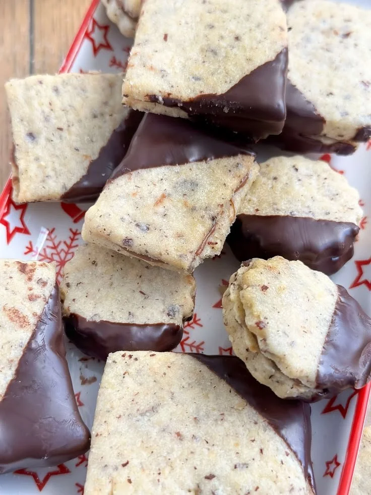 Gefüllte Nougat Plätzchen mit gerösteten Haselnüssen auf einem Tisch