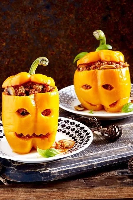 Gefüllte Paprika-Fratzen für Halloween - kreative und leckere Kürbisse aus Paprika
