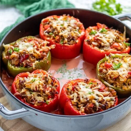 Gefüllte Paprika mit Gemüse und Hackfleisch auf einem Teller serviert