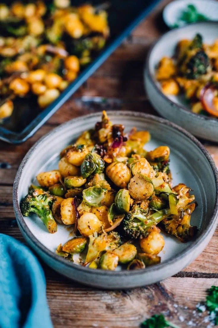 Gnocchi mit Rosenkohl und Brokkoli aus dem Ofen in einer Auflaufform
