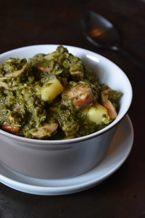 Traditionelles Grünkohlgericht, fast so wie bei Oma, mit knuspriger Wurst