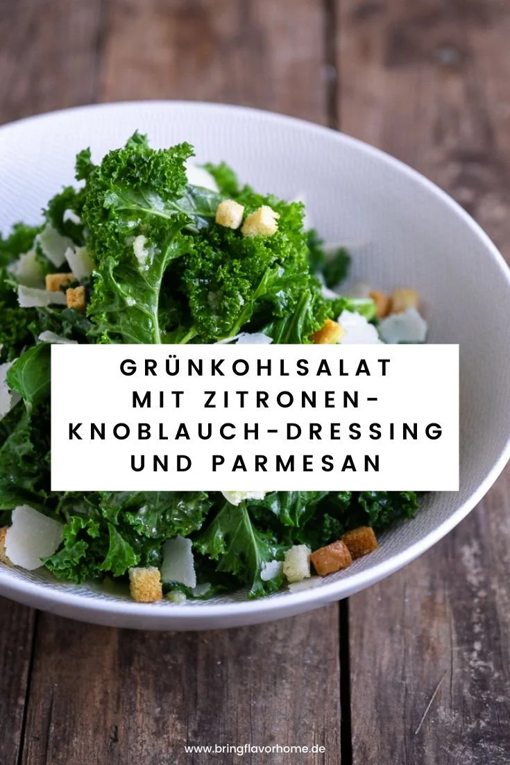 Grünkohlsalat mit Zitronen-Knoblauch-Dressing und Parmesan auf einem Teller