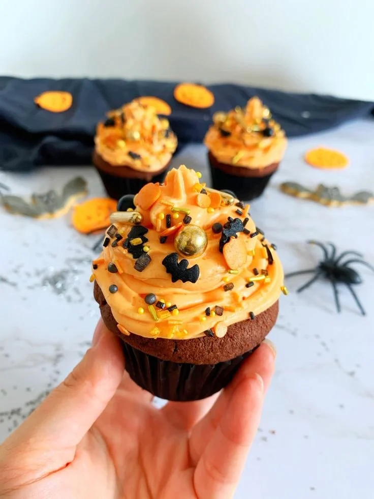 Halloween-Cupcakes in schokoladigen und fruchtigen Varianten von Sheepy's Bakery
