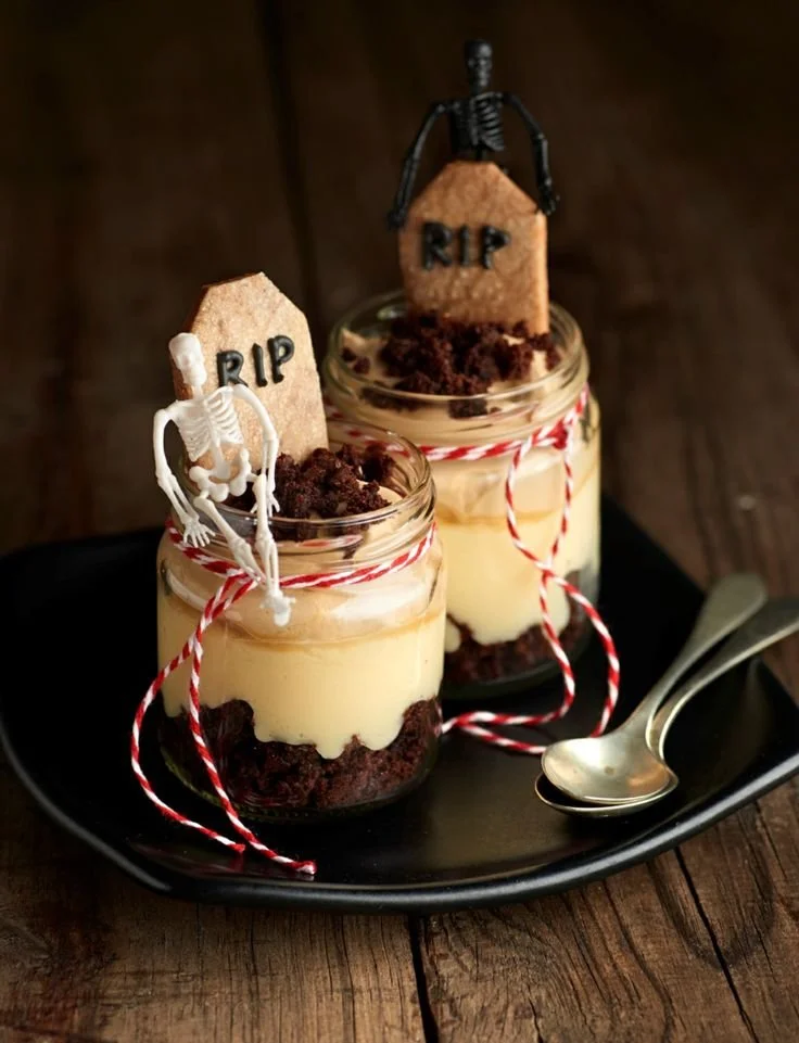 Leckere Halloween Nachtisch Ideen mit schnellen Rezepten und gruseligen Inspirationen.