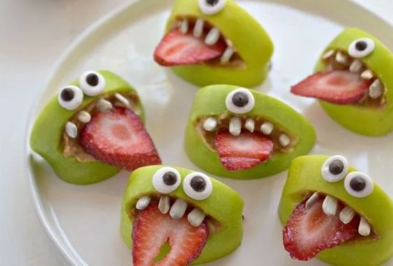 Gesunde und leckere Halloween Snacks auf einem Tisch angerichtet