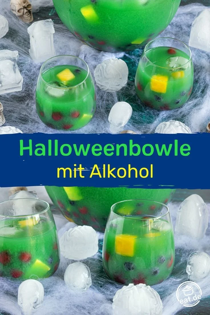 Halloweenbowle mit Alkohol auf einer festlichen Tischdekoration