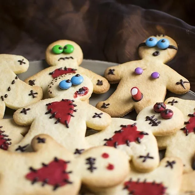 Halloweenkekse mit Voodo-Dekor aus einfachem Butterkeksteig