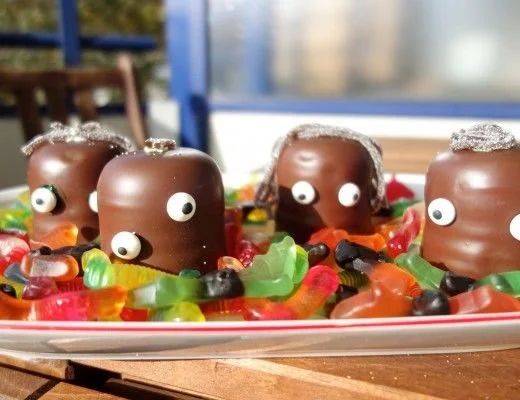 Ein buntes Hexenhaus, gebastelt von Kleinkindern für Halloween.
